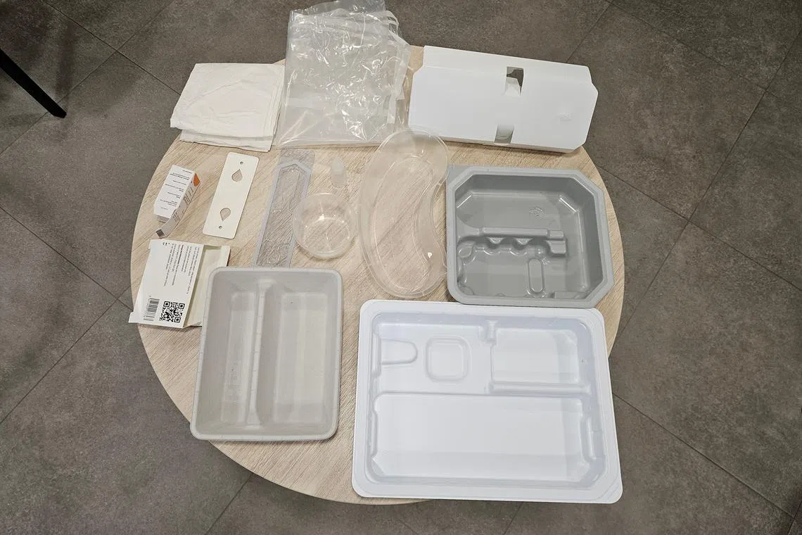 一台白内障手术中，可以循环的部分塑料、纸和编织废料。（廖慧婷摄）