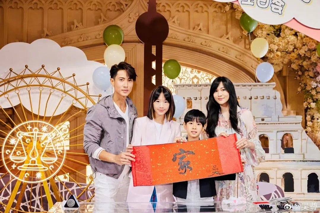 吴尊（左起）、女儿Neinei、儿子Max和妻子林丽吟一同开办生日宴。（互联网）