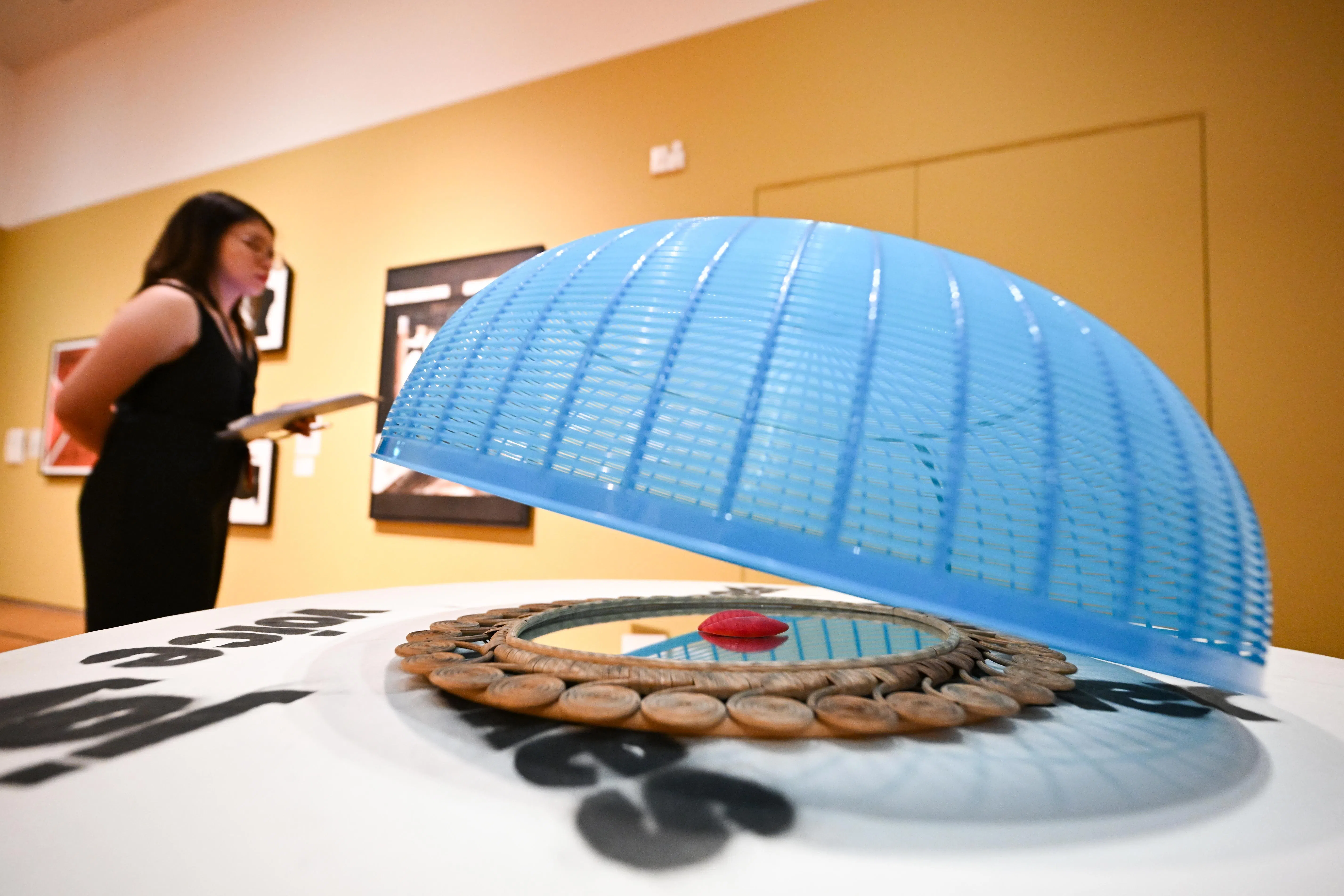 新加坡艺术家王良吟装置《她和她的盖罩》（1991）。（海峡时报）