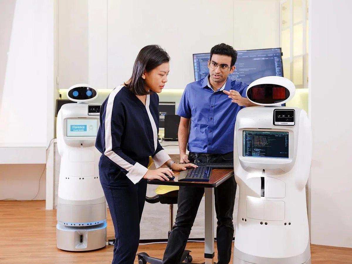 恩士迅去年跟亚历山大医院合作研发的护理机器人，可自动测量病人生命体征。（恩士迅提供）