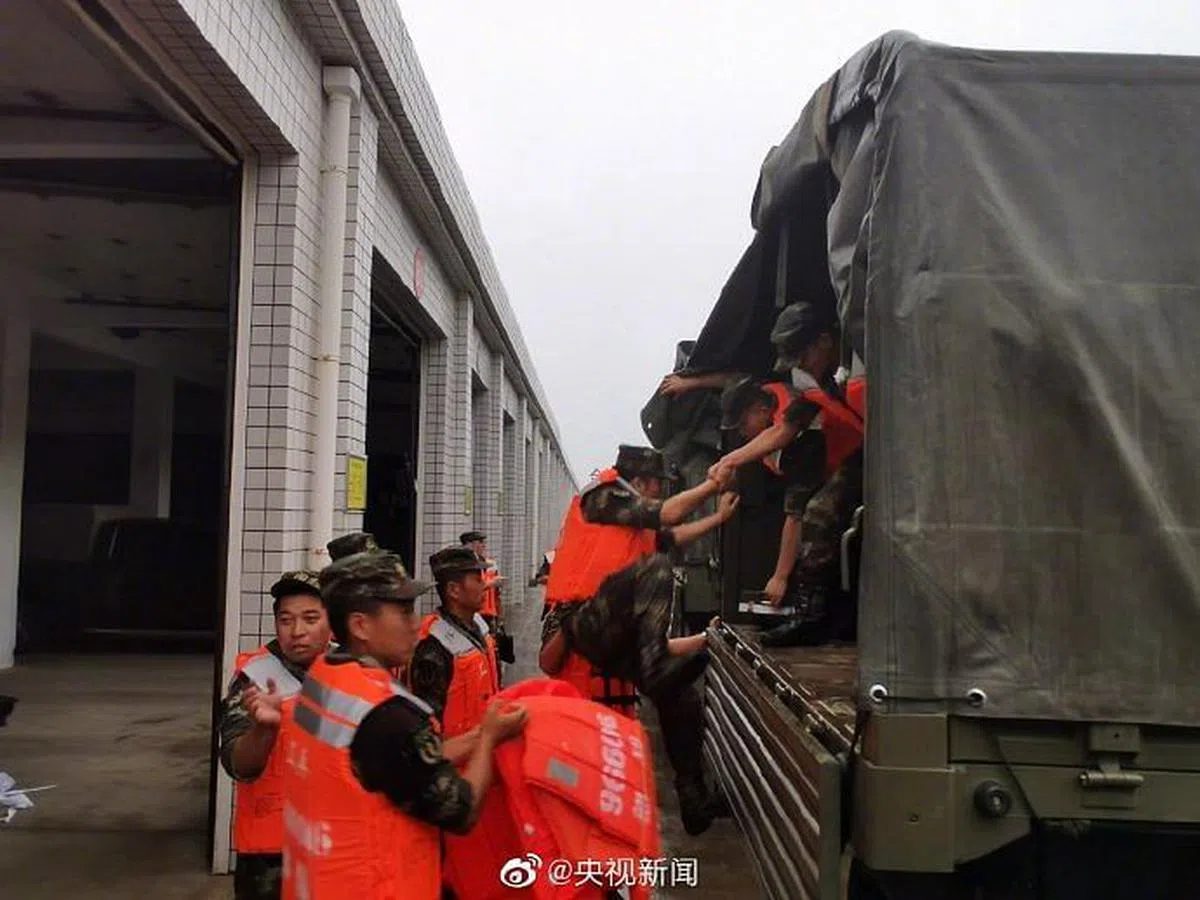 驻豫火箭军某部近200人携带救生器材完成集结，赴郑州抢险救灾。（中国央视）