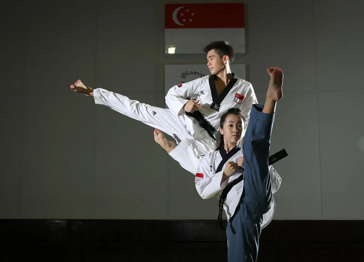 已退役的沈淑珍（前）在东运会成绩不俗，一共赢得1金1银2铜。图为2015年她与国家队队长陈俊玮的合照。（档案照）