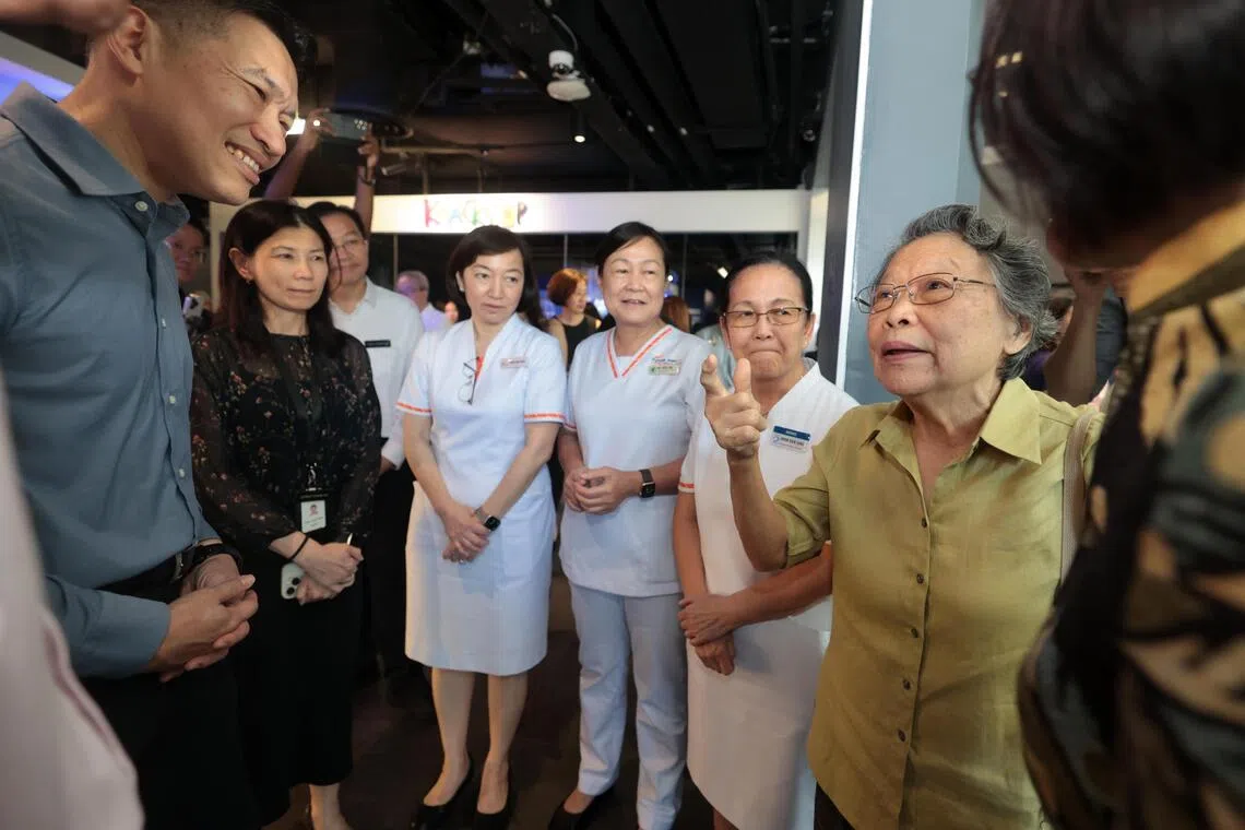 竹脚妇幼医院前护理主任李玉兰（右二）星期三（10月1日）出席旧竹脚医院列为我国第76座国家古迹的宣布仪式，向文化、社区及青年部代部长兼教育部高级政务部长梁振伟（左一）等宾客讲述自己当年在旧竹脚医院工作的经历。（李冠卫摄）