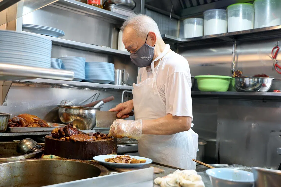 多丽哥粿汁摊主潘玉城清晨4时就到摊位准备食材。（龙国雄摄）