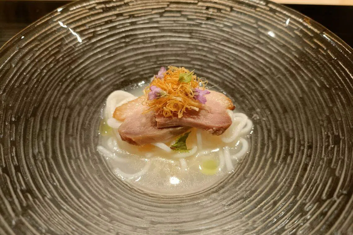 桥田健二郎以鱼浆制作面条，搭配鸭胸肉和自制梅子酱，这道鱼面细如意大利幼面，非常考功夫。（黄亿敏摄）