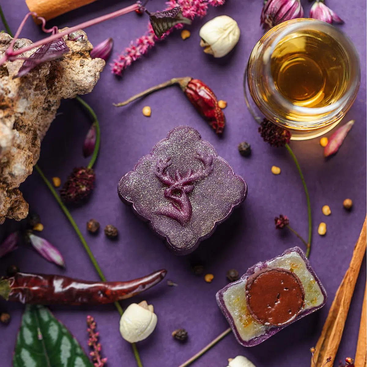 紫色四方形小巧月饼带格兰菲迪15年风味。