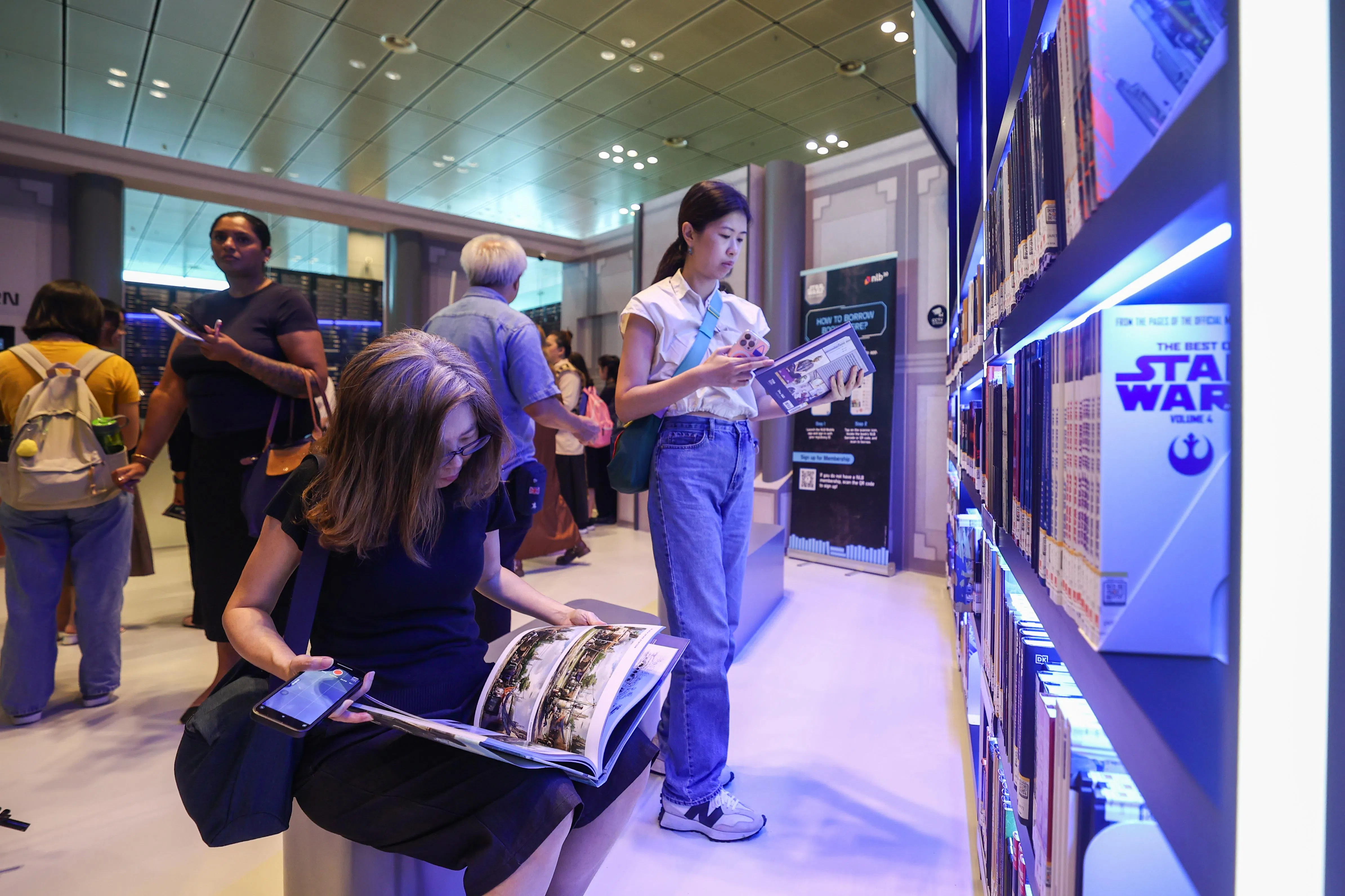 《星球大战》是许多读者、影迷的共同回忆，快闪图书馆开幕首日，已有不少公众前来，在图书馆阅读《星球大战》的书籍。（白艳琳摄）