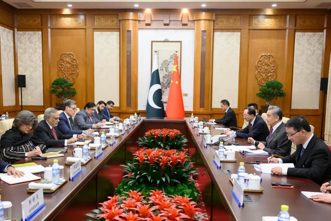 中共中治局委员、中国外交部长王毅（右二）星期天（1月4日）在北京同巴基斯坦副总理兼外长达尔（左二）举行第七次中巴外长战略对话。（新华社）