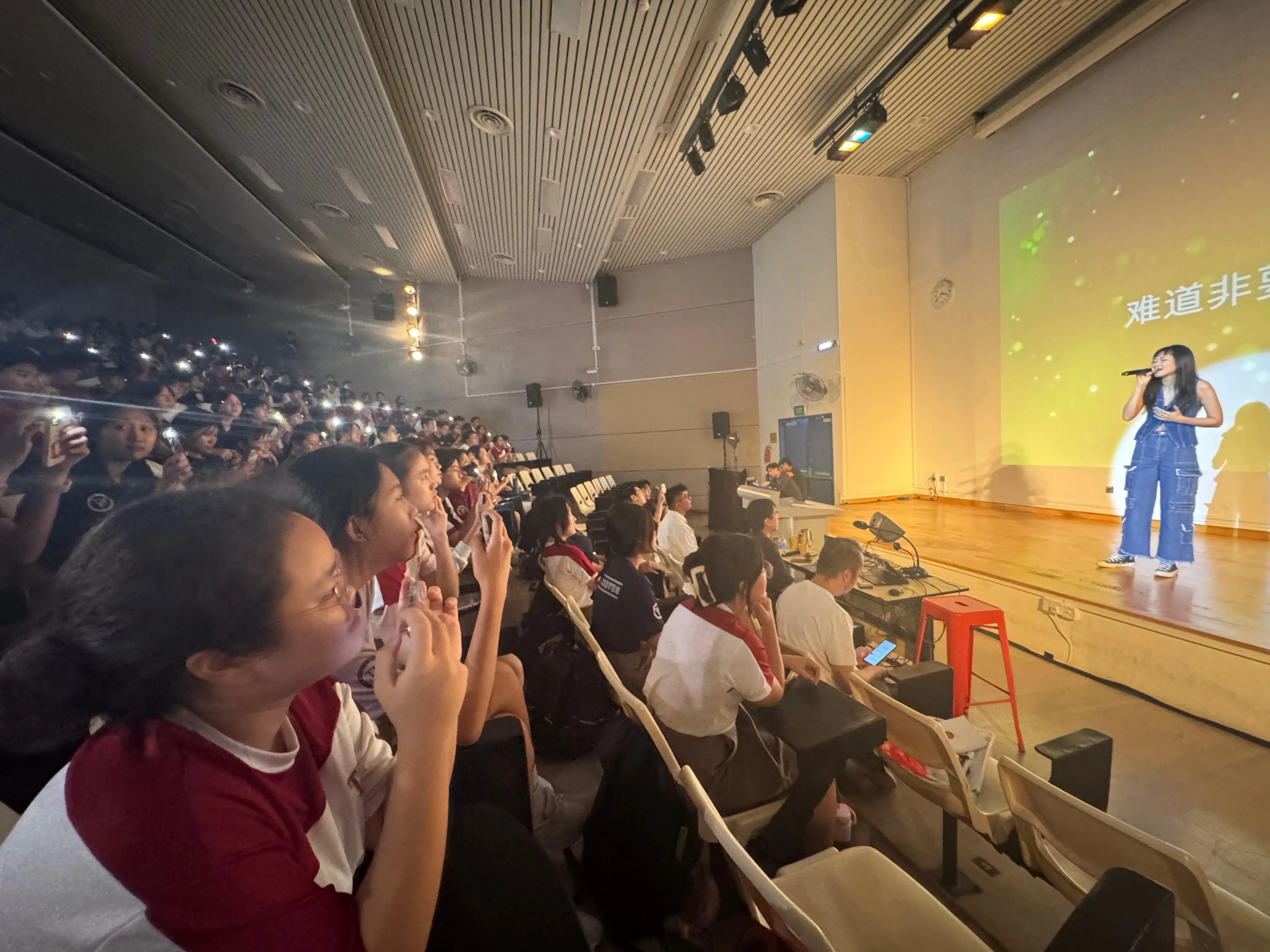 傅巧涵在台上为学生献唱歌曲。（联合学生通讯员摄影施策摄）