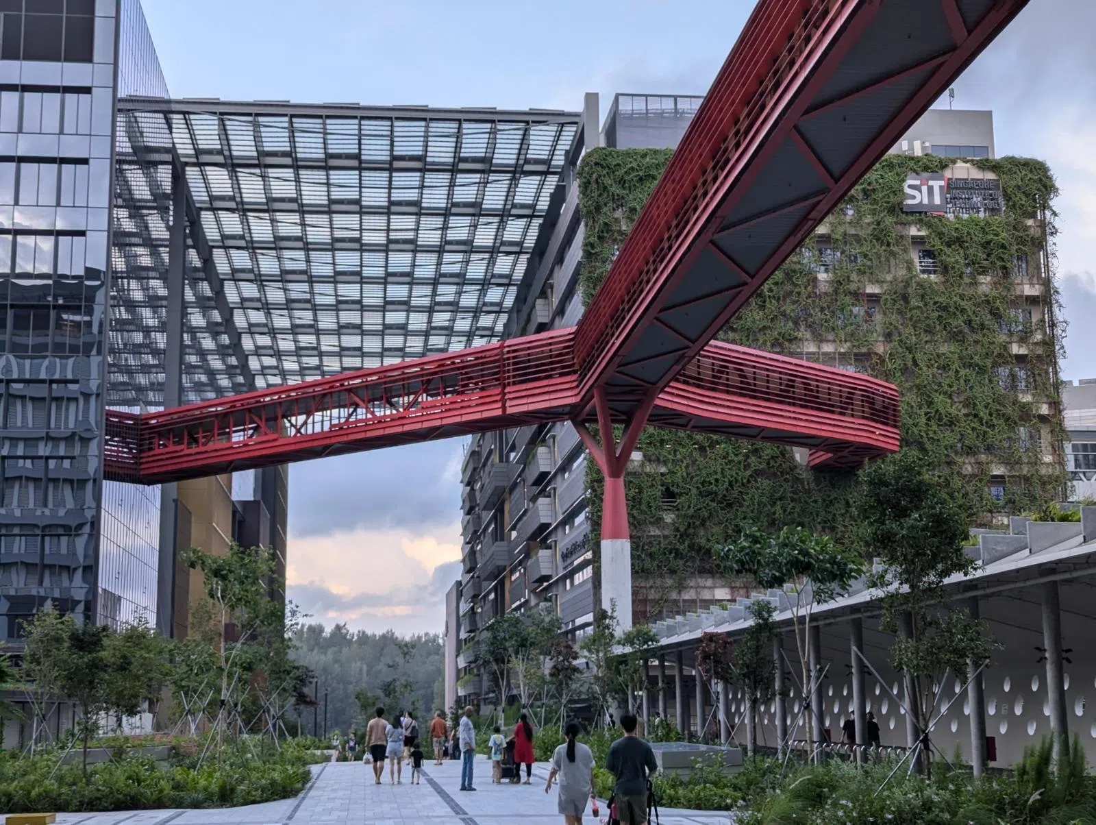 坐落于榜鹅的新加坡理工大学校园，科技范十足。（受访者乔恩提供）