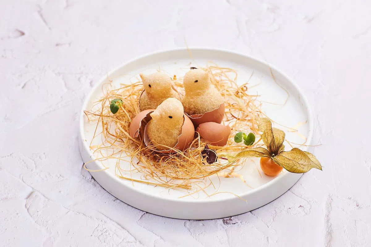 小鸡咸水角外脆内嫩，鸡肉馅料甜咸交叠。（餐馆提供照片）