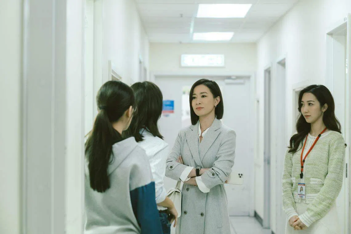 何依婷（右）在《新闻女王》出演佘诗曼（右二）的徒弟徐晓薇。（TVB提供）