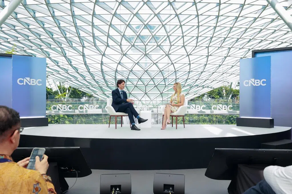 不做“夹心饼干” 特鲁多：中等力量可成全球稳压器