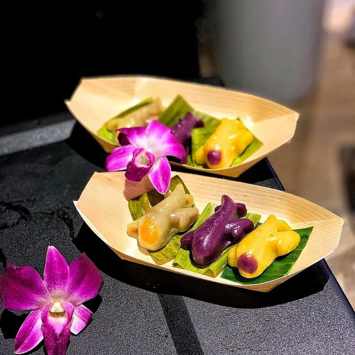 当年参与新加坡航空展活动，特别设计了飞机造型的红龟粿，精致可爱。（图／受访者提供）