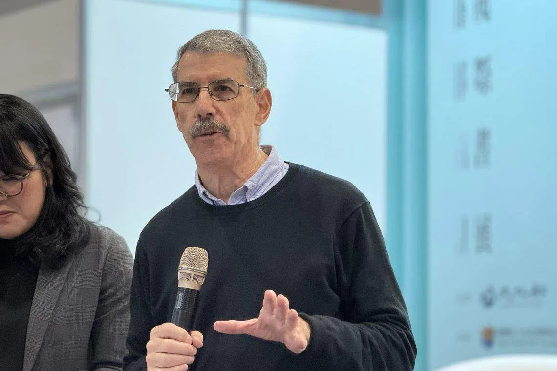 美国资深驻华记者齐迈可2月23日在台北出席新书分享会时指出，随着中美关系恶化与中国收紧社会控制，入境中国采访门槛越来越高 ，这将使外国的年轻记者更不愿意花成本学习中文，驻华人才若出现断层，恐不利世界认识中国。（缪宗翰摄）