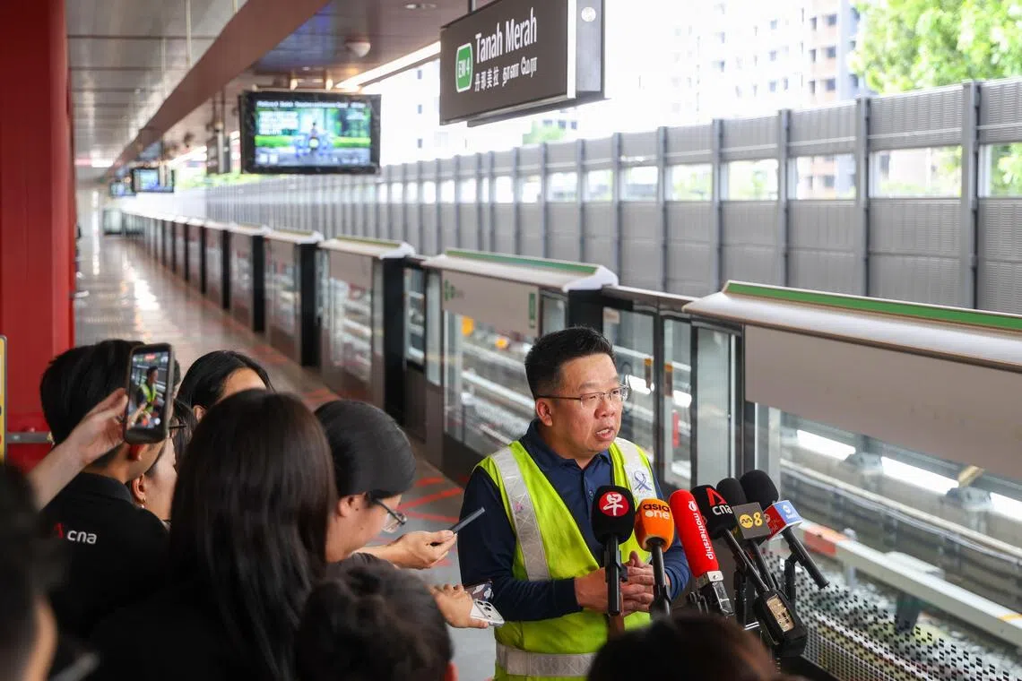 陆交局轨道机电署总署长谢俊宝说，近期的暴雨天气没影响工程进度。对于列车服务调整，他感谢公众的信任和耐心等候。（吴先邦摄）