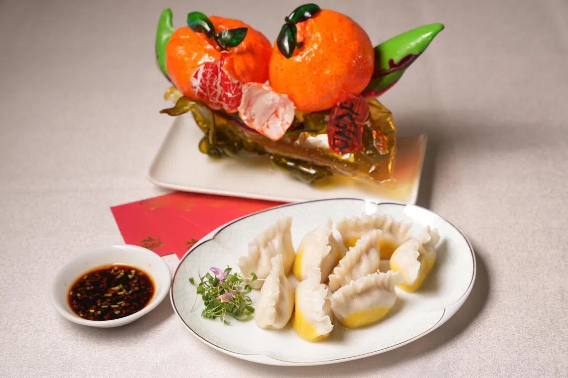 元宝造型的金蒜猪肉饺子。（谢智扬）