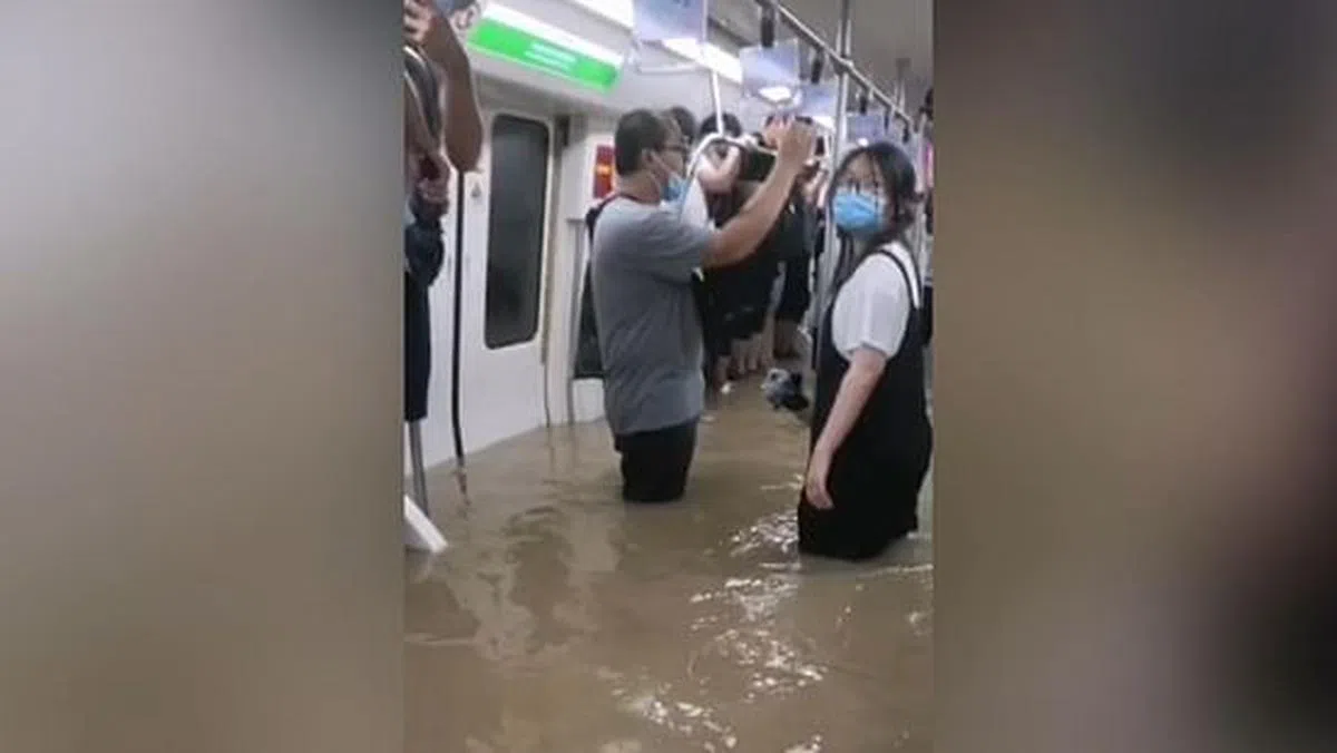 郑州地铁雨水倒灌，车厢水位逐渐升高。（互联网）