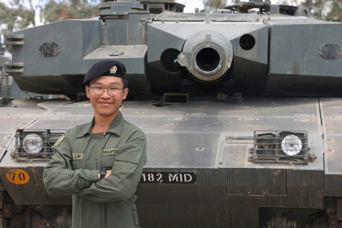 全职国民服役人员林锦辉中士，在演习中操作豹2SG型主战坦克，首次与其他机动化军车进行联合演习。（唐家鸿摄）