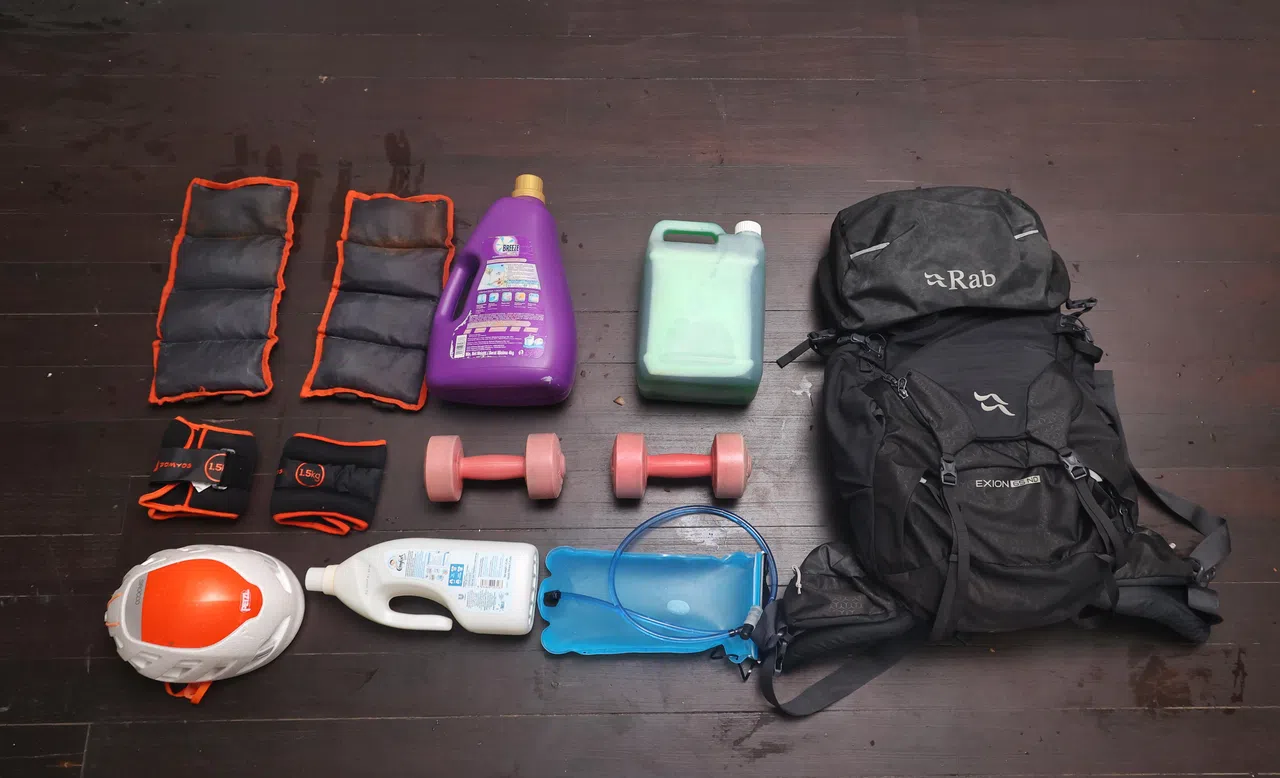 为了提高训练的强度，沈珮珊有时会背上20公斤至30公斤的背包，到武吉知马山徒步，锻炼登山耐力。用来给背包增添重量的物品包括哑铃、脚踝重量及装满洗涤剂的瓶罐等。（唐家鸿摄）