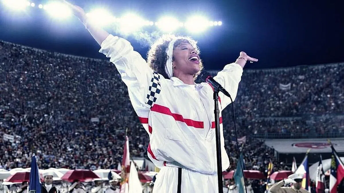 《与你共舞》重现流行乐天后惠特尼休斯顿在1991年美国超级碗开幕礼的国歌表演。（片商提供）