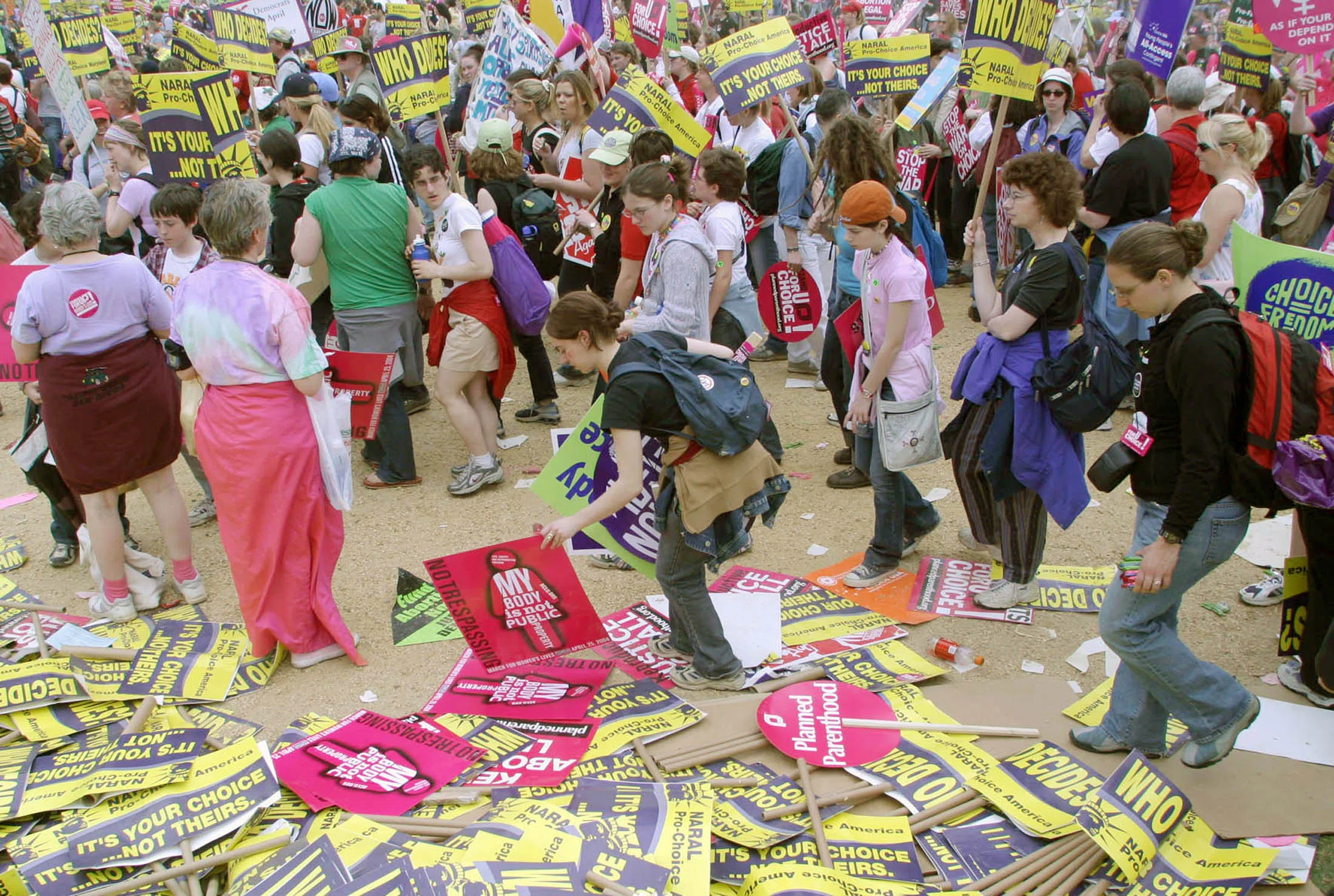 集性别、宗教、人权、司法等元素于一体的堕胎权议题相当复杂，数十年来始终是美国自由派与保守派碰撞的焦点。图为2004年于华盛顿举行的一场“支持自主选择”集会后，参加者捡拾整理示威标识牌。（路透社）