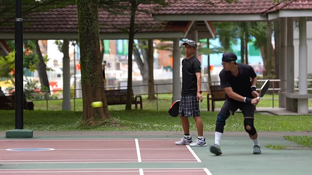 匹克球运动量适中，入门门槛不高，就连新手也能轻松驾驭，是项老少咸宜的运动。（视频截图）