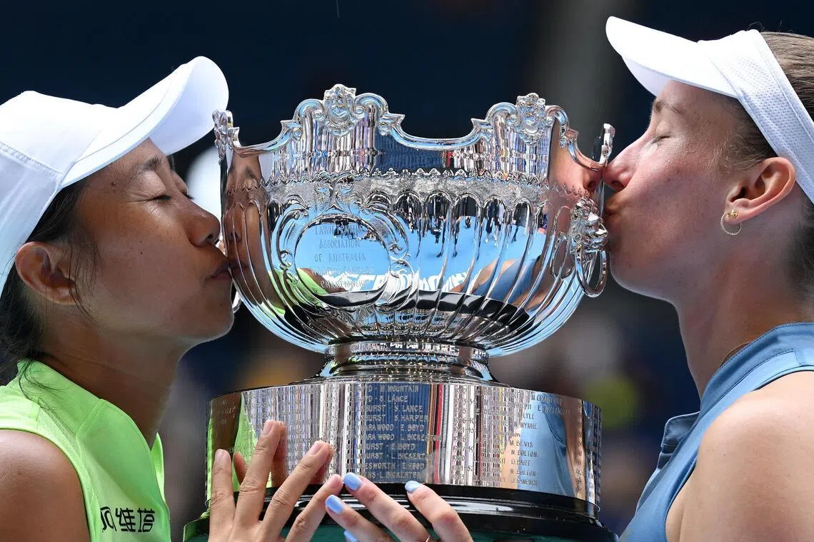 中国名将张帅（左）搭档比利时好手埃莉斯·梅尔滕斯勇夺澳网女双冠军。（路透社）