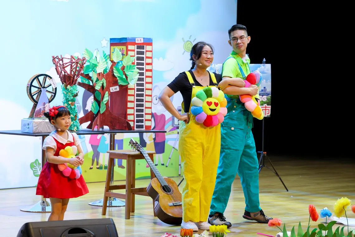 许文馨（左起）与妈妈吴伊琦和爸爸许家仁首次参赛，凭借生动活泼的表演一举夺得学前组冠军。（龙国雄摄）