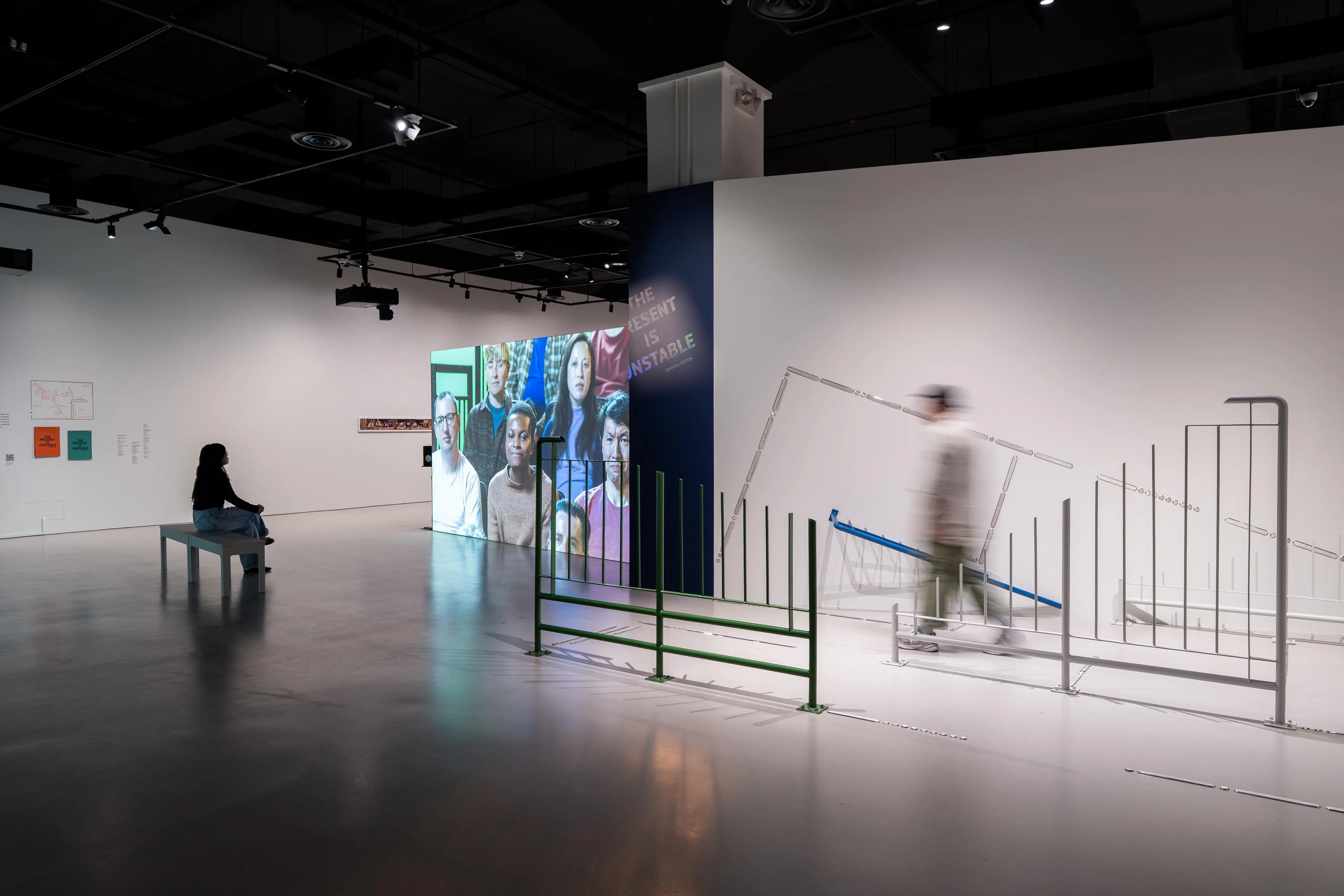 首批展品包括黄汉冲的《迷宫》（右侧），以及单慧乾 《我们的时光》视频。（新加坡美术馆提供）