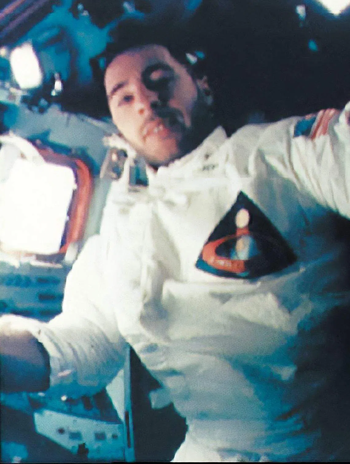 登上阿波罗八号执行绕月任务那年，安德斯仅35岁。他与另外两名宇航员绕月飞行十圈，长达20小时，1968年12月27日返回地球。（法新社）