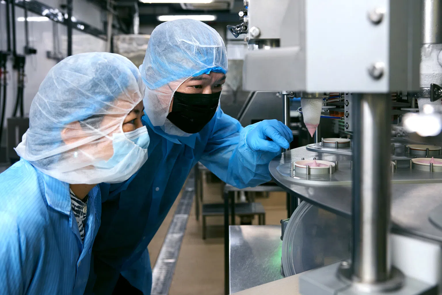 这个采用自动化生产线的中央厨房，每八小时可生产4万杯冰淇淋，让严大伟 （右）和黄碧莲（左）成功争取到为新加坡航空公司供应航班冰淇淋的合约。（新报业媒体）