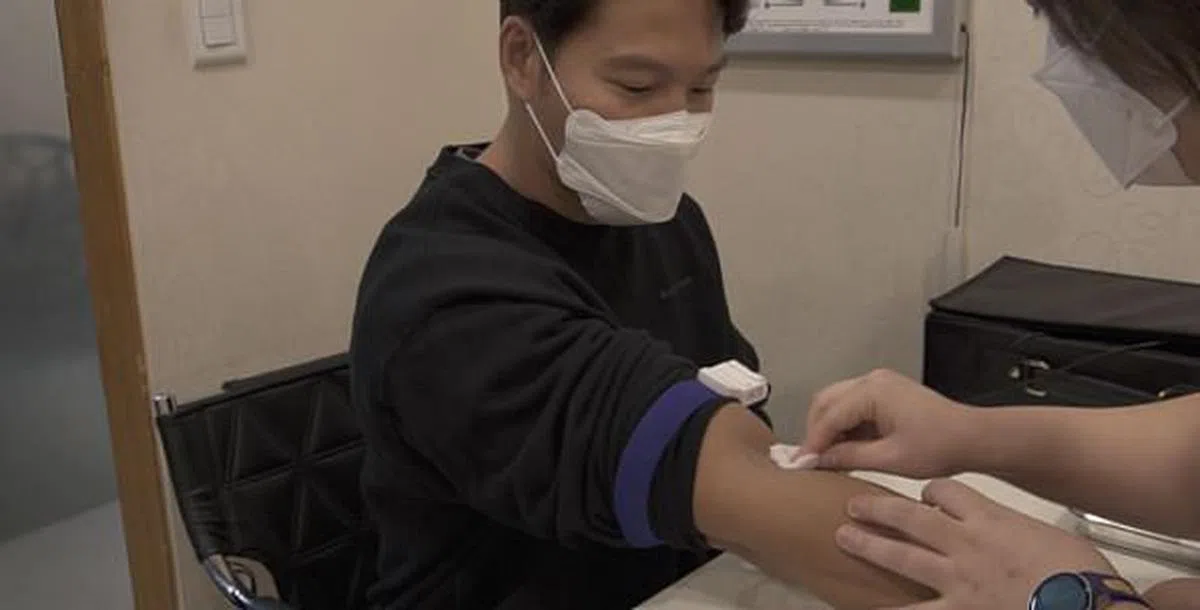 金钟国在YouTube频道播放他接受检测的过程。（视频截图）