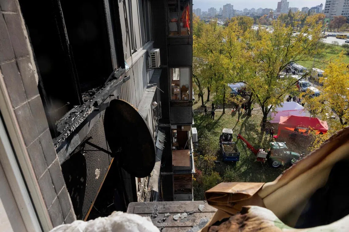 俄罗斯无人机星期六（10月25日）夜间空袭乌克兰首都基辅的居民楼，造成严重破环。（法新社）