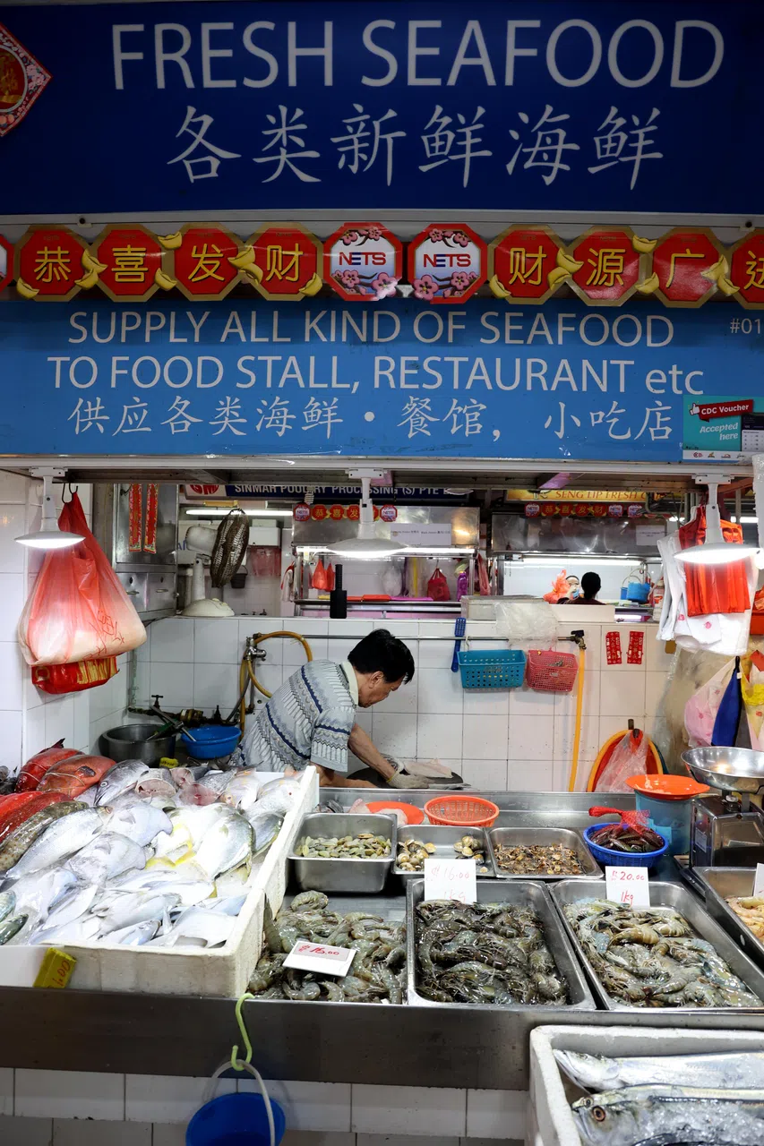 因为食材丰富又新鲜，许多厨师都喜欢去湿巴刹选购。图为大巴窑1巷第127座巴刹的海鲜摊。（龙国雄摄）
