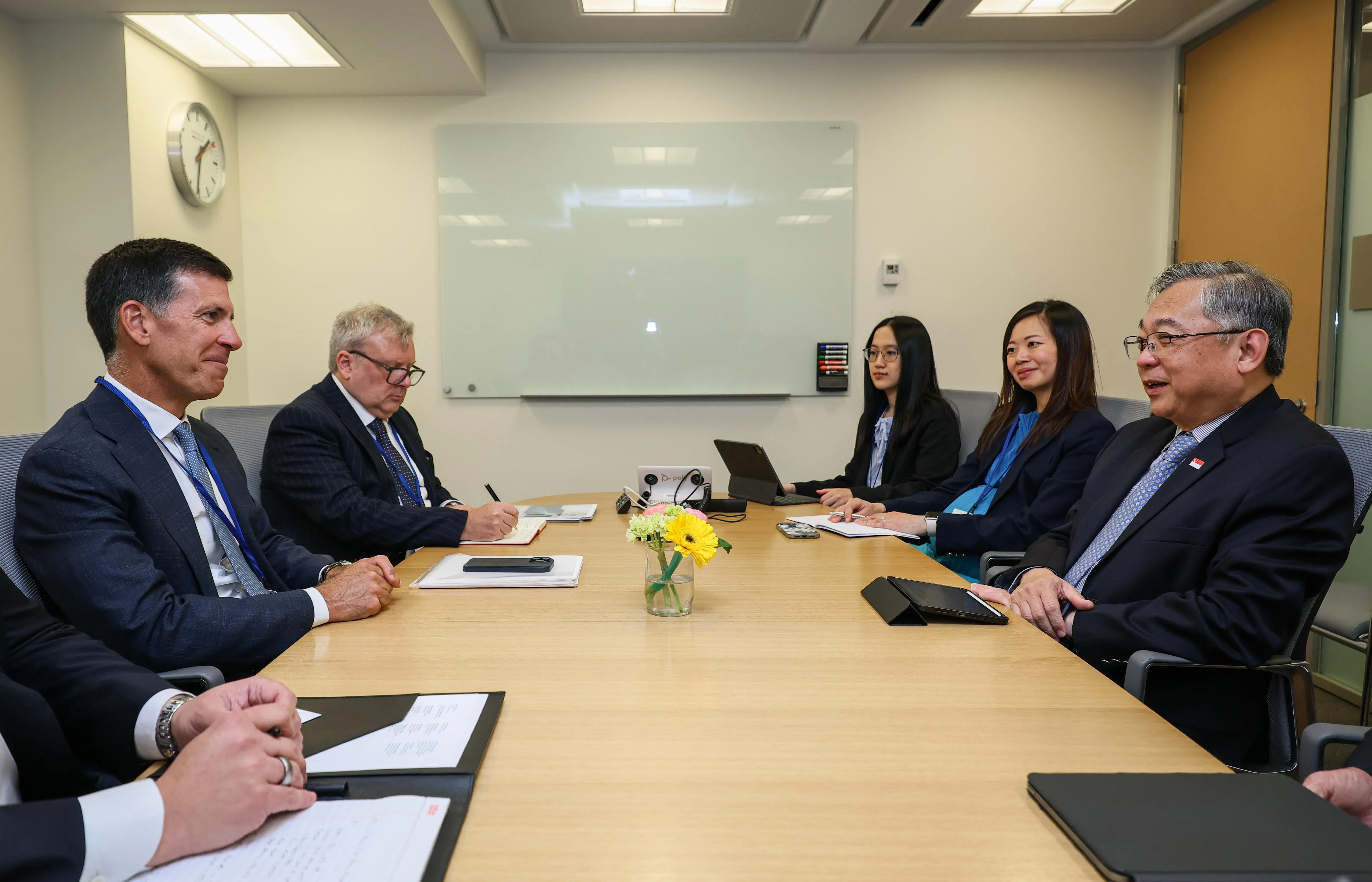 颜金勇（右一）会见高盛总裁兼首席运营官沃尔德伦（左一）。（贸工部提供）