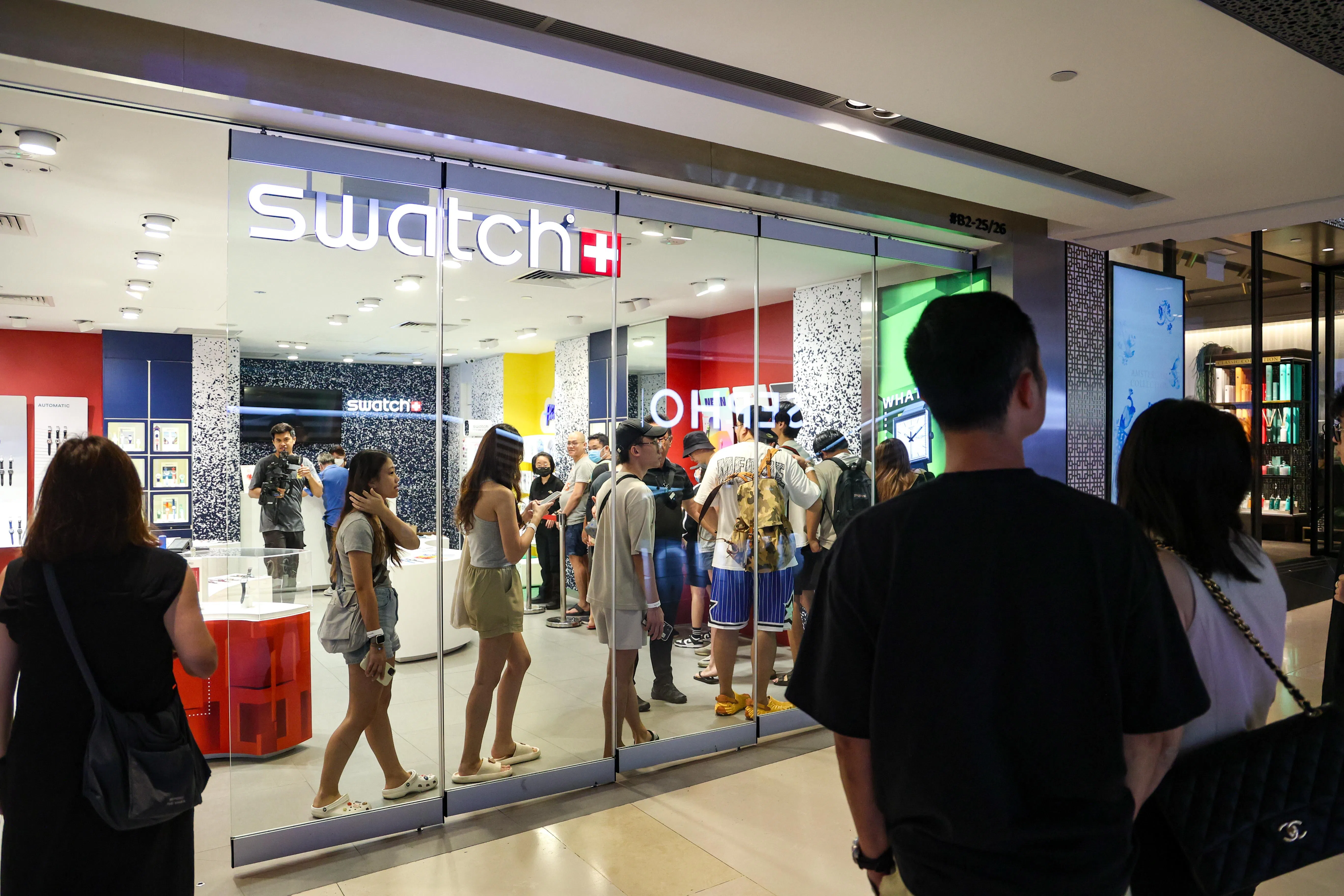 表迷鱼贯而入进到店面买表，整个过程秩序井然，没有出现推撞或拥挤的场面。（关俊威摄）