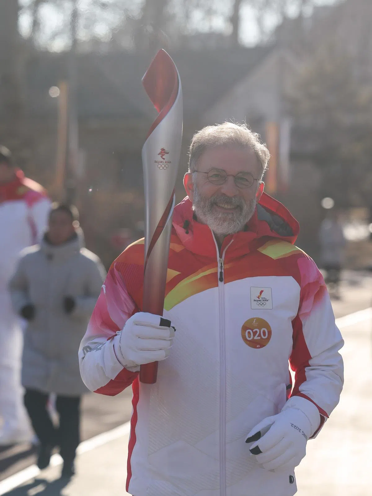 火炬手乔治·伊利奥普洛斯在火炬传递中。（新华社）