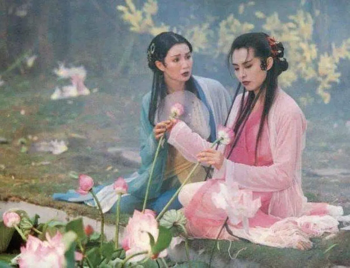 张曼玉（左）和王祖贤主演的《青蛇》颠覆传统，影像唯美浪漫。（互联网）