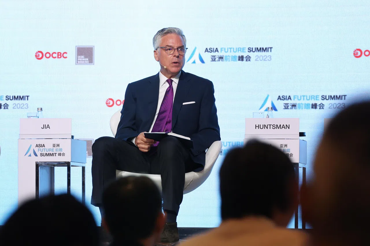 洪博培在回应巡回大使陈庆珠的问题时强调，中美关系要走出低谷，首先要了解彼此政治制度中的限制，并且有符合现实的预期。（邝启聪摄）