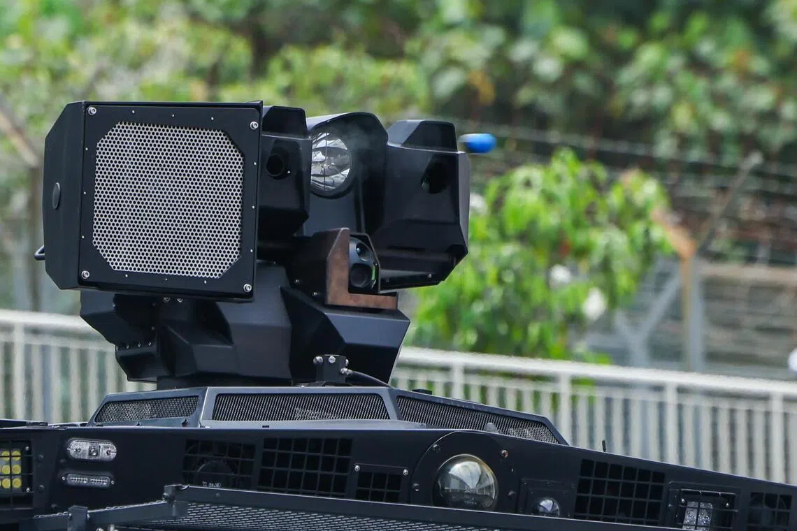 装甲车上方配备防暴控制系统，设有长距离扬声装置，并搭载一对非致命弹药的榴弹发射器。（白艳琳摄）