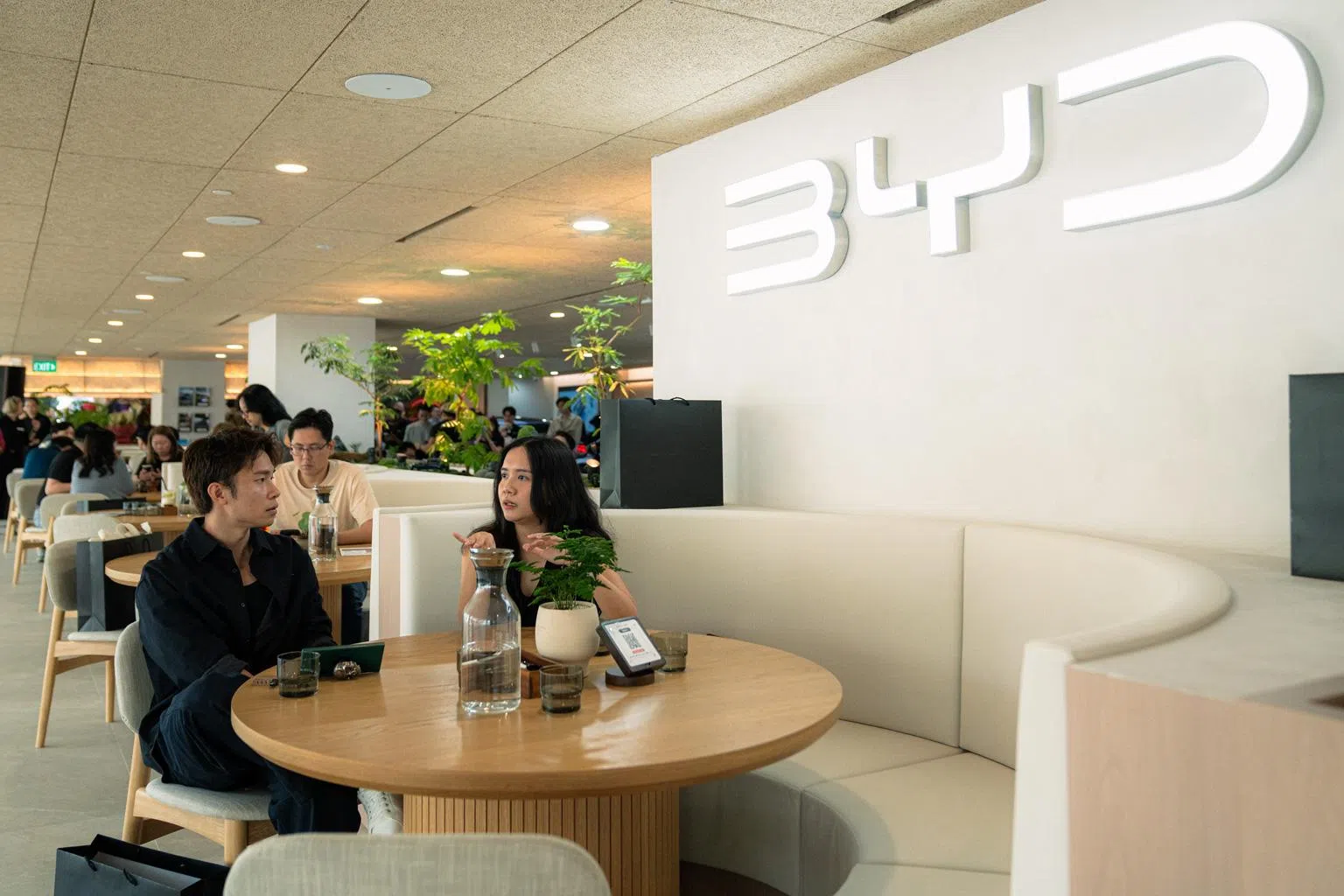 BYD by 1826 @ IMM全新生活体验空间，电动车展厅与咖啡馆完美融合，打造慢生活新去处。（BYD by 1826提供）