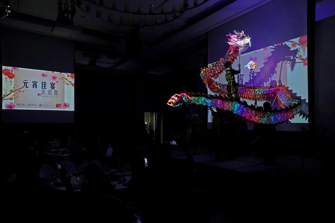 从春节到元宵灯节，舞龙是受公众欢迎的表演。（龙国雄摄）