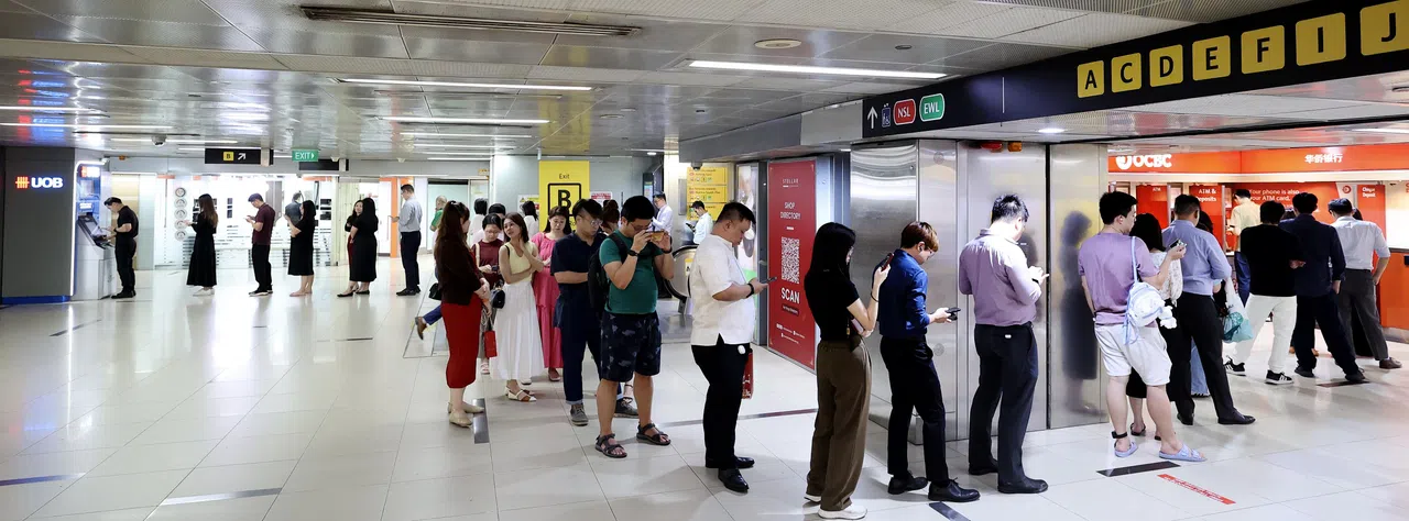 立春寓意着新一年的开始，是吉祥之兆，民间有立春存钱的习俗。莱佛士坊的银行内和提款机前都出现人龙，其中不少人就是为了存钱入户。（邬福梁摄）