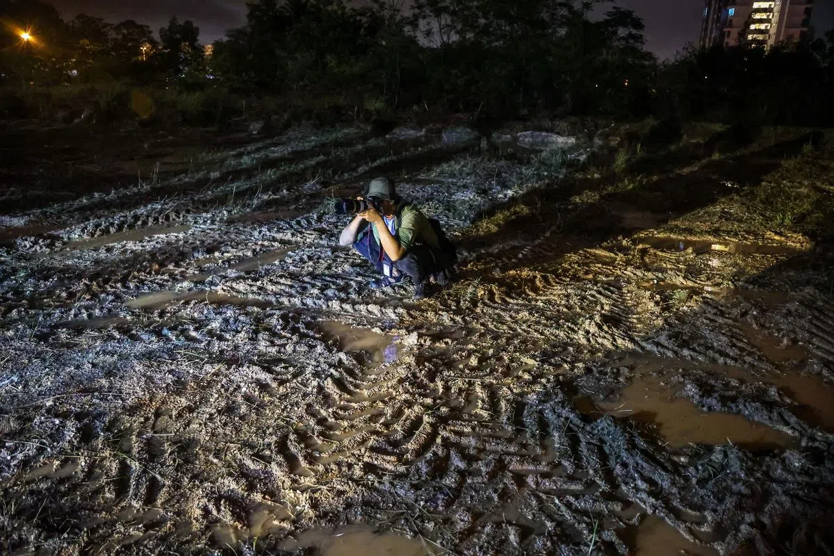国盟11月13日在霹雳州打们举行造势活动，出席者有国盟主席慕尤丁、吉打州务大臣莫哈末沙努西，以及候选人阿末法依沙。有摄影记者在泥泞中，用镜头捕捉一幕幕精彩瞬间。（叶振忠摄）