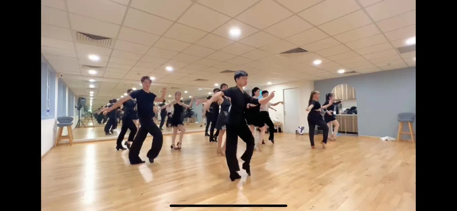 周贤祥于2022年创办拉丁舞舞蹈学院Zhou Dancesport Academy。（受访者提供）