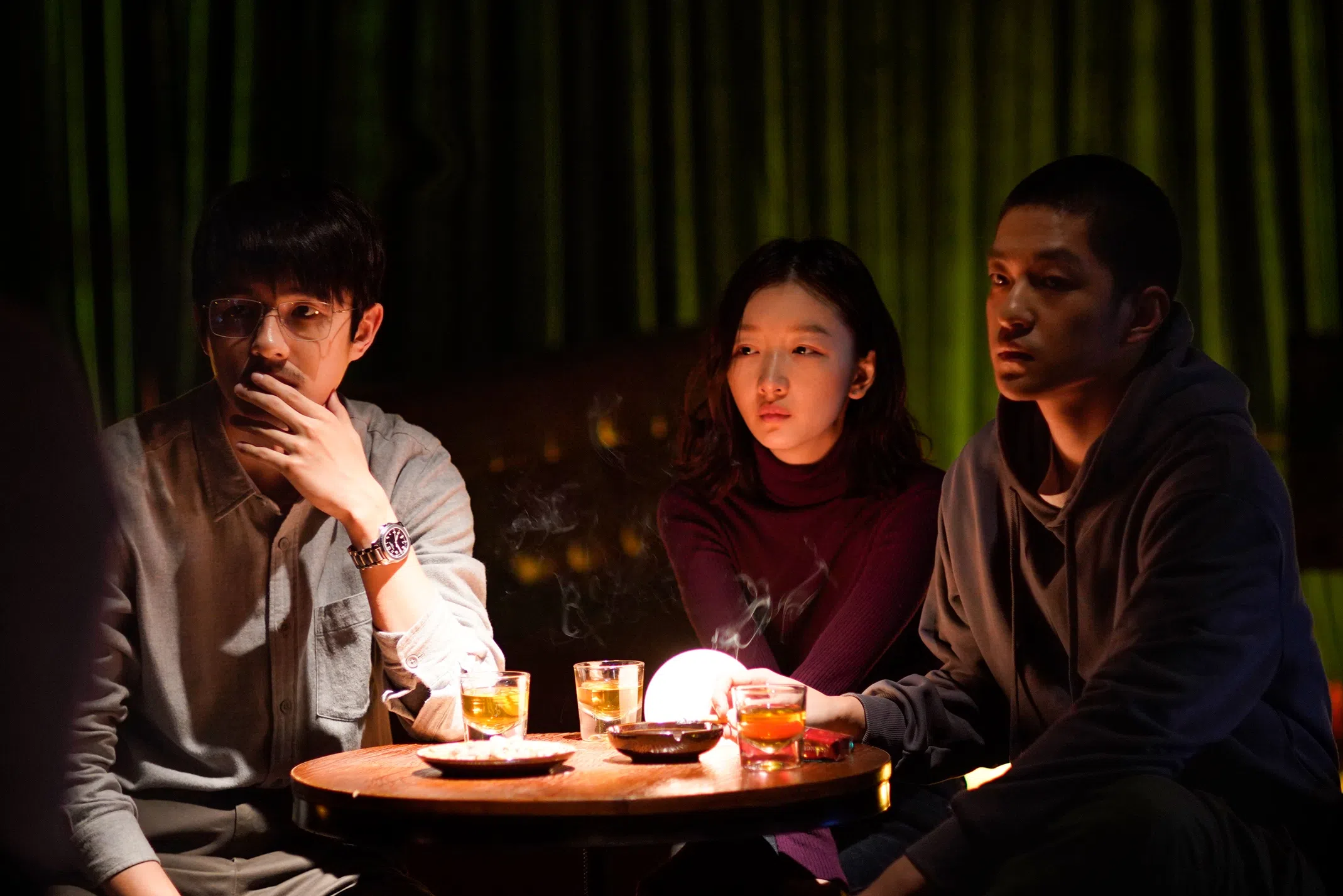 由中国演员刘昊然（左起）、周冬雨和屈楚萧主演的电影《燃冬》，9月7日在本地上映。（嘉华提供）