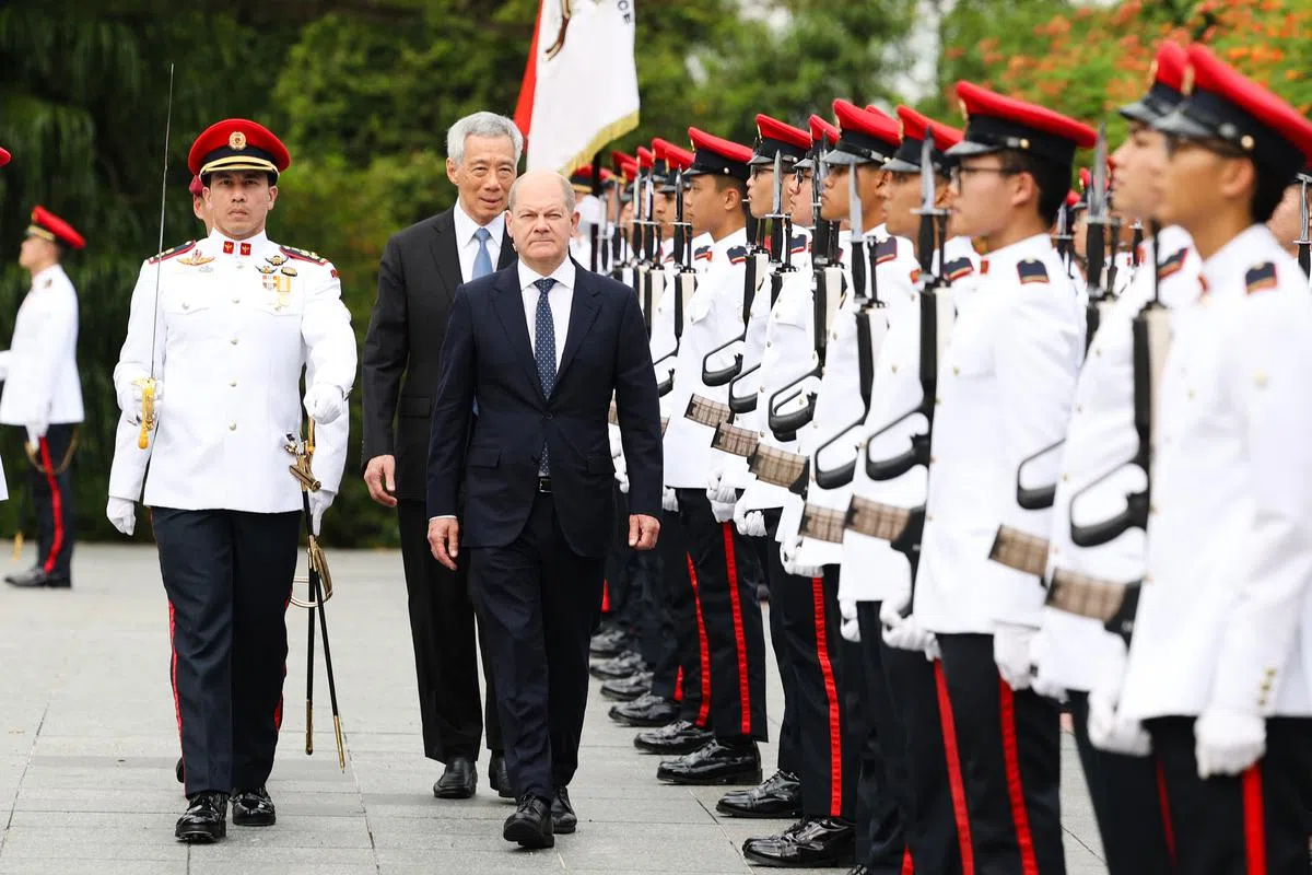 朔尔茨星期一在我国总理李显龙的陪同下，检阅了仪仗队。（蔡家增摄）
