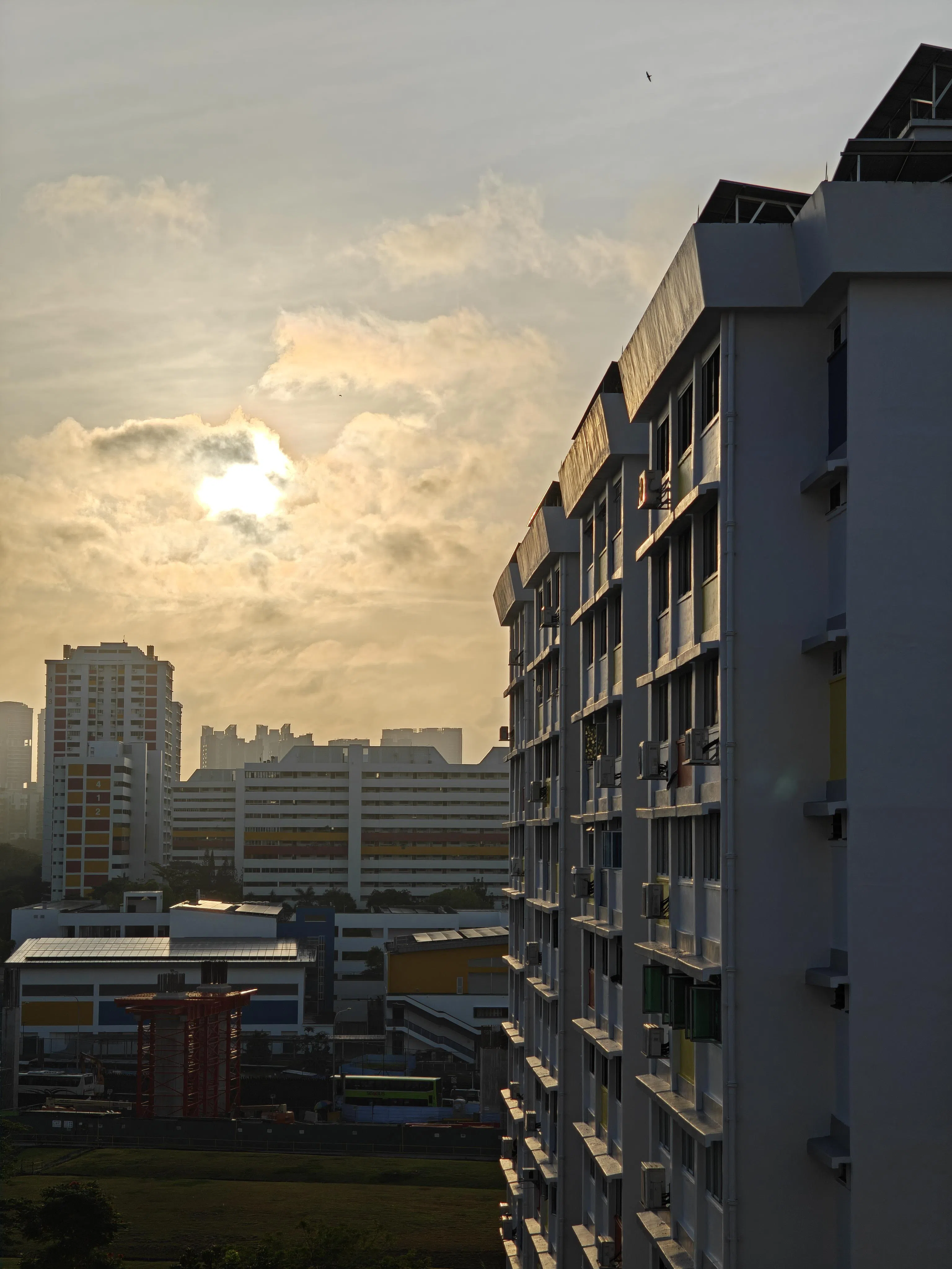 组屋线条在晨曦中显得格外清晰，画面静谧富层次感。（黄少伟摄）