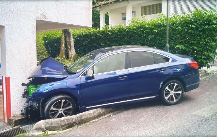 被告男友驾车时未能及时刹车，撞上公寓内一根柱子。（取自法庭文件）